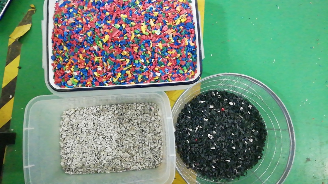 Pe Pp Pvc Pet Hdpe Ldpe حبيبات بلاستيكية لون فارز آلة فرز الألوان لرقائق الحيوانات الأليفة