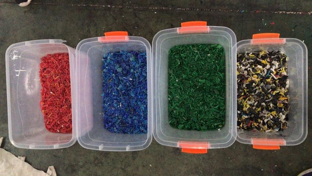 عالية الدقة 10 المزالق 4.5-16 T / h PE PVC PP HDPE PET البلاستيك رقائق آلة فارز اللون