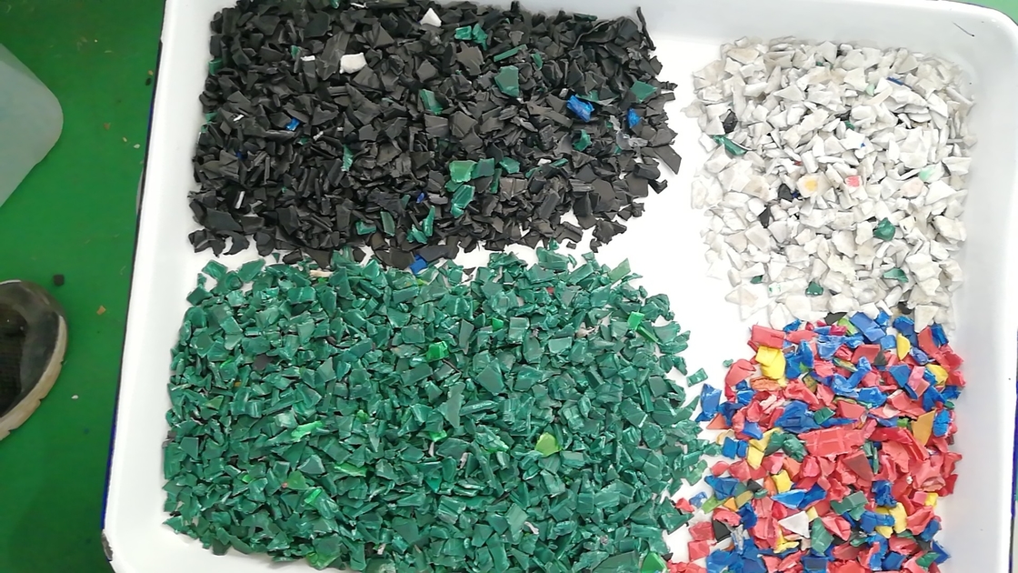عالية الدقة 10 المزالق 4.5-16 T / h PE PVC PP HDPE PET البلاستيك رقائق آلة فارز اللون